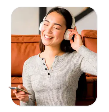 Mulher jovem meditando com fones de ouvido